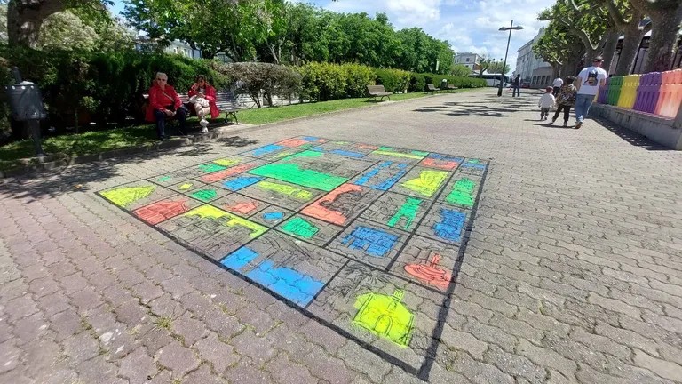 Niños y adolescentes de Ribadeo en el diseño de A Vila do Mañá, un tablero de juego urbano sobre el municipio
