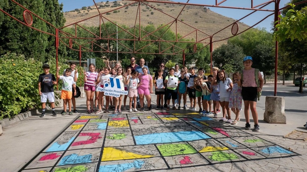 Diputación y jóvenes transforman espacios públicos en Archidona con proyecto innovador